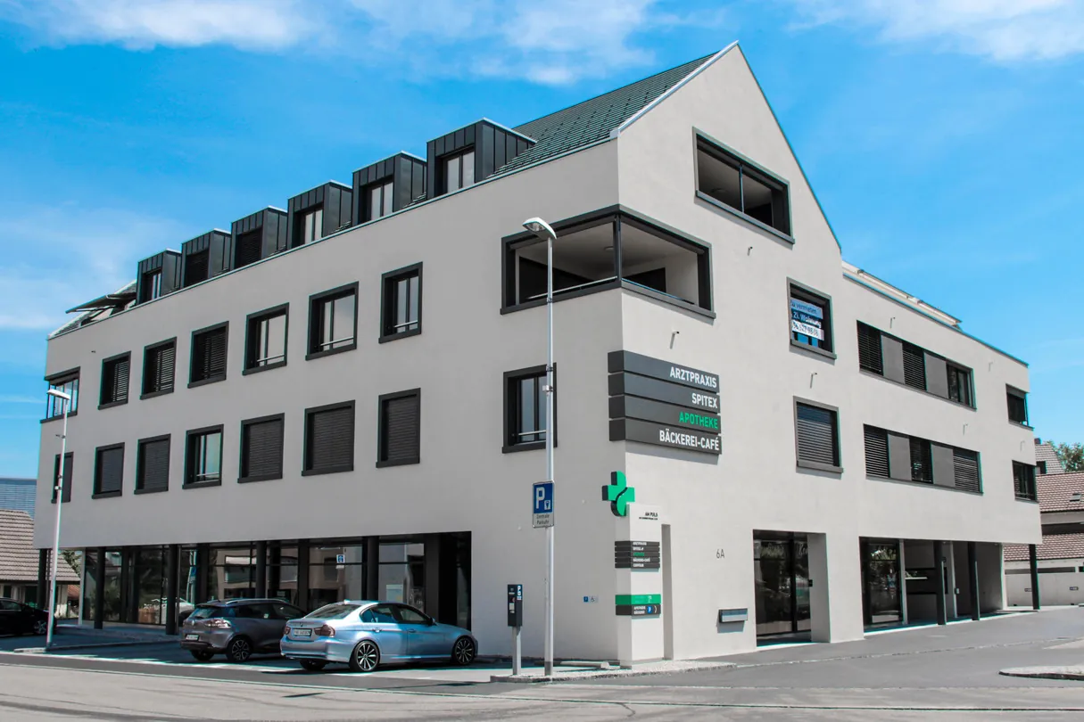 Gebäude an der Alten Bahnhofstrasse 6a in Villmergen mit Arztpraxis, Apotheke, Spitex und Bäckerei-Café