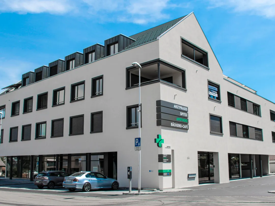 Gebäude an der Alten Bahnhofstrasse 6a in Villmergen mit Arztpraxis, Apotheke, Spitex und Bäckerei-Café