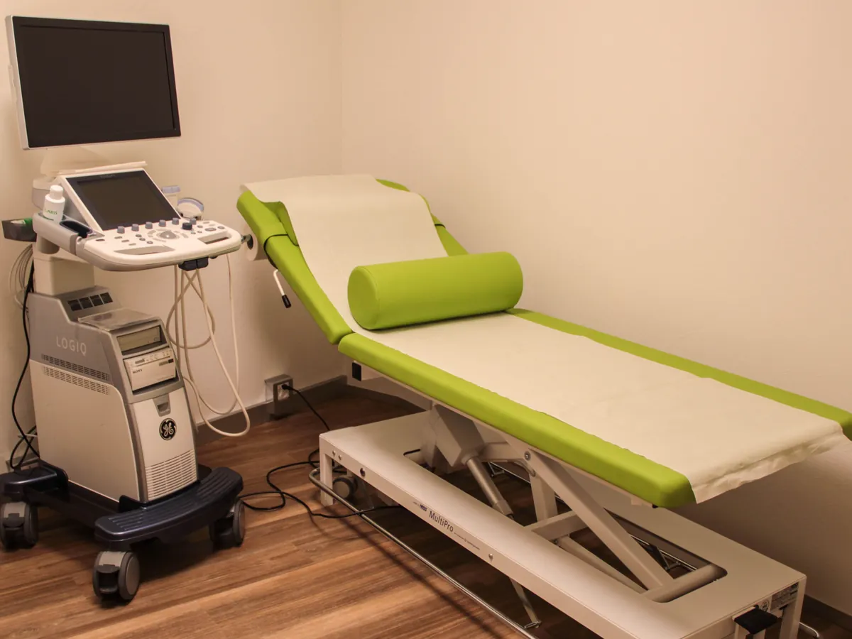 Ultraschallgerät und Untersuchungsliege im Sonographieraum der Praxis im Zentrum Villmergen